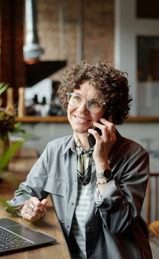 Hochzeitsplanerin am Telefon